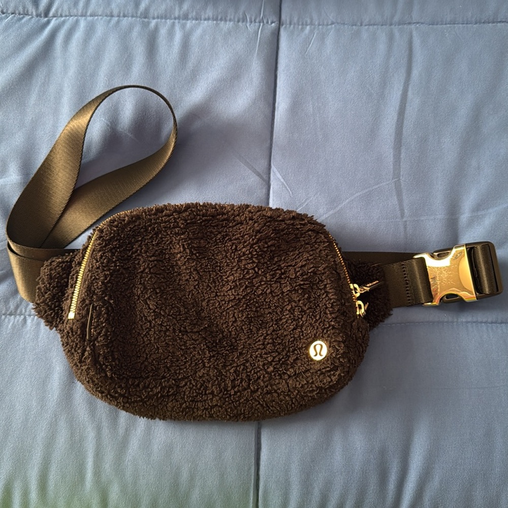 SOLD OUT Lululemon Everyday Belt Bum Bag Fleece 2L in Black & Gold! - Picture 3 of 10